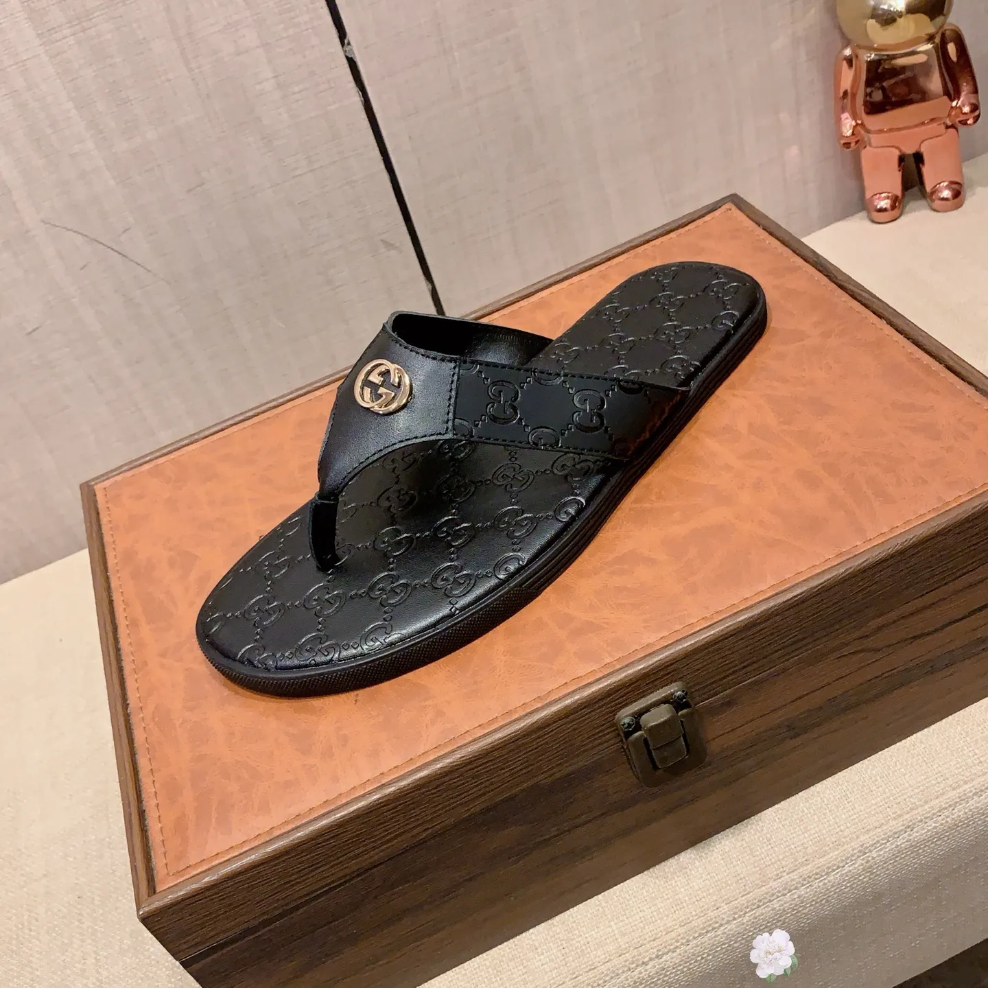 Slippers: New model: Factory price: 240💰💰🎩🎩🔥🔥《 Gucci* 》Series of slippers top purchasing agent🔍🔍Sold simultaneously for men, original Italian imported webbing made of selected cowhide, exquisite workmanship,), sole: (super comfortable) original factory special sole, ⚠️exclusive double-layer movable molded sole super comfortable⚠️, real shot🎬the real thing is more beautiful🔍🔍266 regular code 38-45,